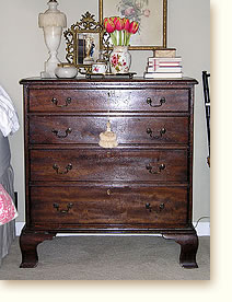 4 drawer chest: C1800's Englsih walnut chest of drawers